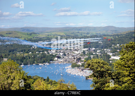 Rote Pfeile Kunstflugstaffel der Royal Air Force. BAE Hawk T1As umdrehen mit Drehzahl Bowness während Windermere-Air-Festival, Cumbria, UK Stockfoto