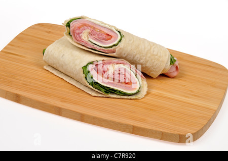 Italienische Sandwich Wrap halbieren auf Holz Schneidebrett auf weißem Hintergrund. Stockfoto