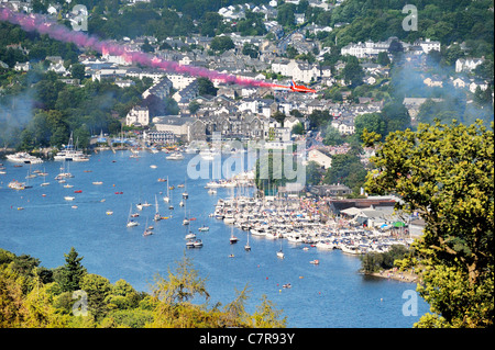 Rote Pfeile Kunstflugstaffel der Royal Air Force. Eine BAE Hawk T1A mit Geschwindigkeit overflies Bowness während Windermere-Air-Festival, Cumbria, UK Stockfoto