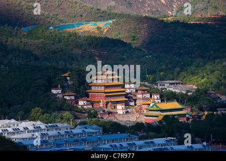 Häckselung Tempel und neu errichteten Wohngebiet in Chengde Mountain Resort Area, Provinz Hebei, China Stockfoto