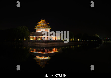 Nachtansicht der Eckturm mit Reflexion in den Wassergraben, Verbotene Stadt, Peking, China Stockfoto