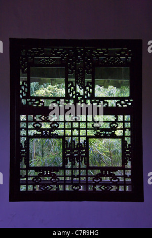 Vergitterte Fenster im Geyuan Garten, Yangzhou, Provinz Jiangsu, China Stockfoto