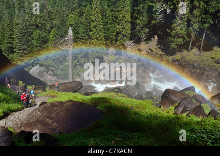 Wanderer stoppen, um den Regenbogen in der Nähe von Vernal Fall genießen. Yosemite Nationalpark, Kalifornien, USA. Stockfoto