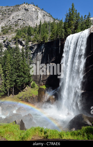 Regenbogen aus dem Nebel des Vernal Fall. Yosemite Nationalpark, Kalifornien, USA. Stockfoto