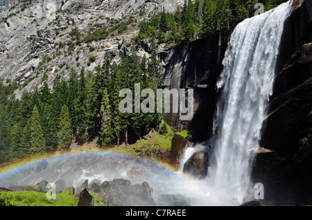 Regenbogen aus dem Nebel des Vernal Fall. Yosemite Nationalpark, Kalifornien, USA. Stockfoto