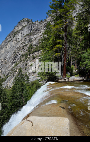 Vernal Fall Spill über die Felswand. Yosemite Nationalpark, Kalifornien, USA. Stockfoto