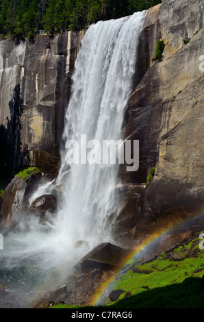 Regenbogen aus dem Nebel des Vernal Fall. Yosemite Nationalpark, Kalifornien, USA. Stockfoto