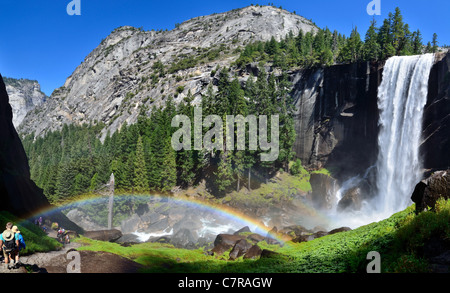 Regenbogen über dem Wanderer auf Misty Trail in der Nähe von Vernal Fall. Yosemite Nationalpark, Kalifornien, USA. Stockfoto