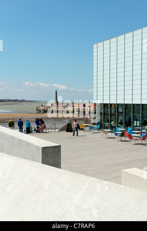 Turner Contemporary Art Gallery, The Stone Pier of Margate Harbour Arm im Hintergrund, Rendezvous, Margate, Kent, England, Vereinigtes Königreich Stockfoto