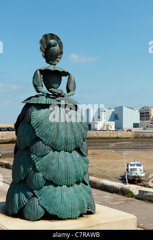 Mrs Booth, The Shell Lady of Margate, Bronzeskulptur, Turner Contemporary Art Gallery, The Stone Pier, Margate, Kent, Großbritannien Stockfoto