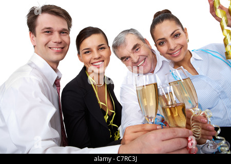 Foto von Geschäftsleuten, die ihre Flöten Aufmunterung gefüllt mit prickelndem Champagner Stockfoto