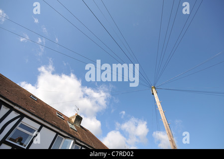 Stromleitungen für die Stromversorgung für Häuser in England, Brighton, East Sussex Stockfoto