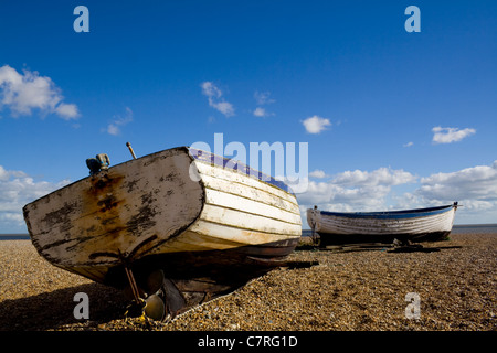 Zwei alte verlassene Fischerboote unter blauem Himmel am Strand von Aldeburgh in Suffolk, England. Stockfoto