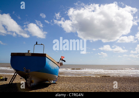 Ein Küstenfischerei Arbeitsboot zwischen Arbeitsplätzen ruht. Stockfoto