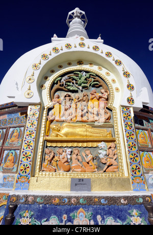 Ein Relief-Panel auf den Shanti Stupa Darstellung Buddhas Verwirklichung des Mahanirvana. Shanti Stupa ist eine Friedens-stupa Stockfoto