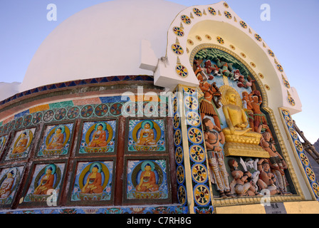 Ein Relief Panel Darstellung Buddhas Niederlage der Teufel auf den Shanti Stupa. Stockfoto