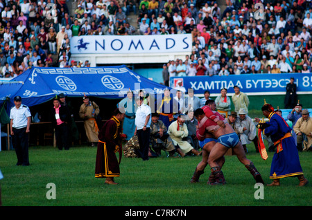 Mongolische Ringer w / "Nomaden" anmelden, Hintergrund, Naadam-fest, Nationalstadion, Ulaanbaatar, Mongolei. © Kraig Lieb Stockfoto