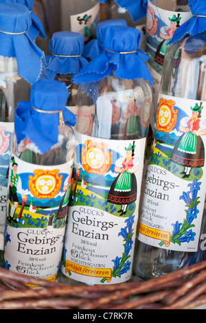 Nahaufnahme von Schnaps-Flaschen auf eine lokale Spezialität Essen Shop - Berchtesgaden, Bayern, Deutschland, Europa Stockfoto