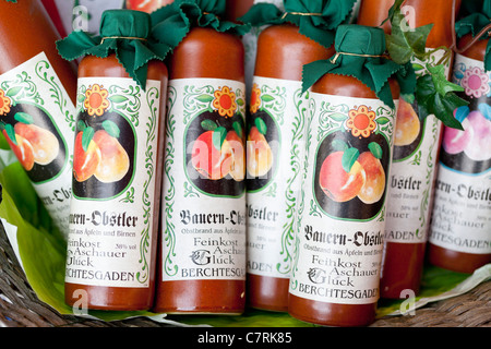 Nahaufnahme von Schnaps-Flaschen auf eine lokale Spezialität Essen Shop - Berchtesgaden, Bayern, Deutschland, Europa Stockfoto