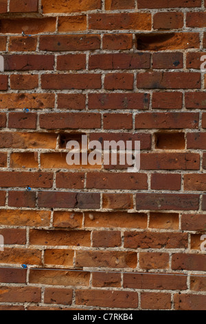 Ziegelmauer mit Lehm lokal bezogen und feuerte gebaut. Variabilität in Ton und brennen machte es anfällig für Erosion frost. Stockfoto