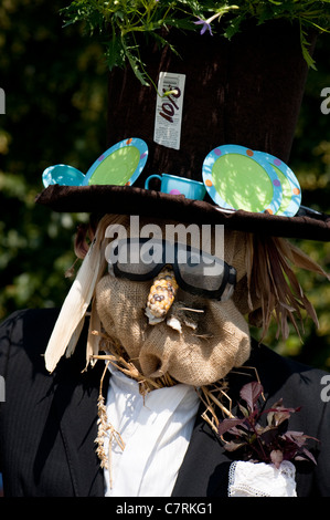 Teilnehmer in "Alices Abenteuer" Vogelscheuche Schulwettbewerb in 2011 Hampton Court Palace Flower Show, UK Stockfoto