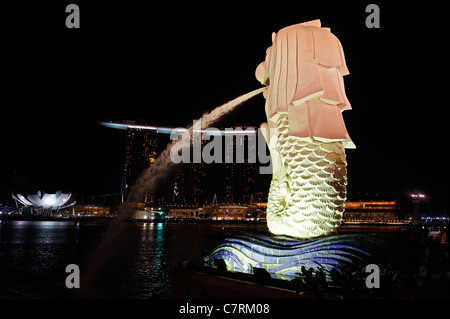 Marina Bay Sands hinter dem Merlion-Brunnen in der Nacht in Singapur Stockfoto