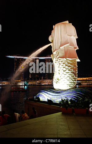 Marina Bay Sands hinter dem Merlion-Brunnen in der Nacht in Singapur Stockfoto