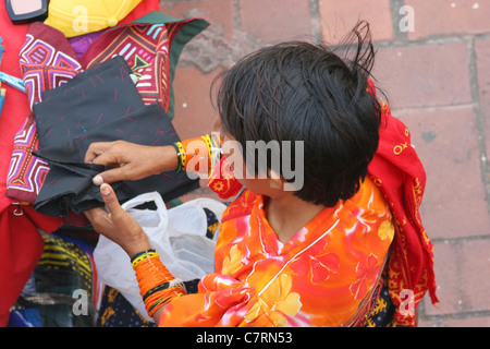 Kuna Indianerin auf einem Straßenmarkt in Panama-Stadt. Stockfoto