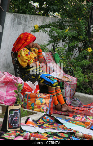 Kuna Indianerin auf einem Straßenmarkt in Panama-Stadt. Stockfoto