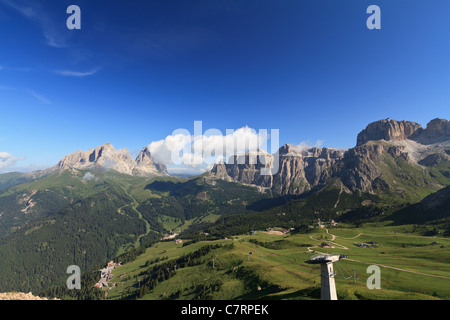 Sommer-Blick auf den italienischen Kalkgestein mit Langkofel und Sella Berg Stockfoto