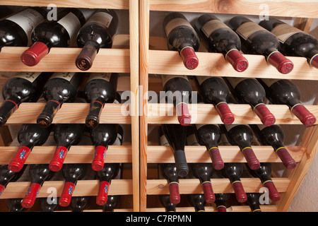 Flaschen Wein in einem Weinkeller Stockfoto