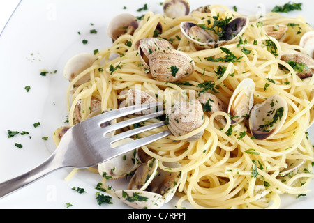 Teller Spaghetti mit Venusmuscheln und Gabel Stockfoto