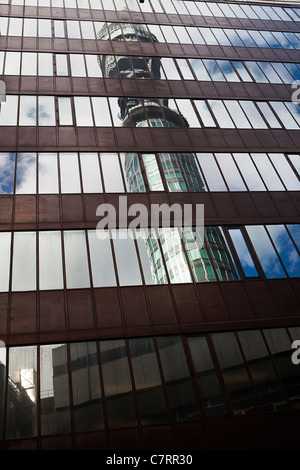 BT-Turm spiegelt sich im modernen Glasbau, London, England Stockfoto