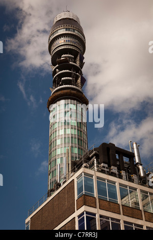 Der BT Tower ist ein hohes zylindrisches Gebäude in London, Vereinigtes Königreich, bei 60 Cleveland Street gelegen, Fitzrovia W1T 4JZ, London Stockfoto