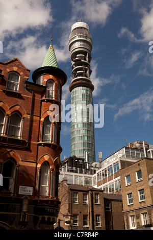 Der BT Tower ist ein hohes zylindrisches Gebäude in London, Vereinigtes Königreich, bei 60 Cleveland Street gelegen, Fitzrovia W1T 4JZ, London Stockfoto