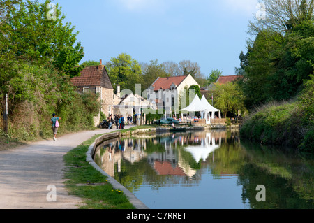 Lock Inn und Leinpfad am Kennet und Avon Kanal Bradford on Avon an schönen Tag genommen Stockfoto