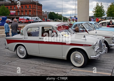 Die Classic Car Show in Cardiff Bay zeigt eine Reihe von Oldtimern und Oldtimern und bietet Enthusiasten die Möglichkeit, seltene Modelle, restaurierte Fahrzeuge und Oldtimer in einer malerischen Lage am Wasser zu sehen. Stockfoto