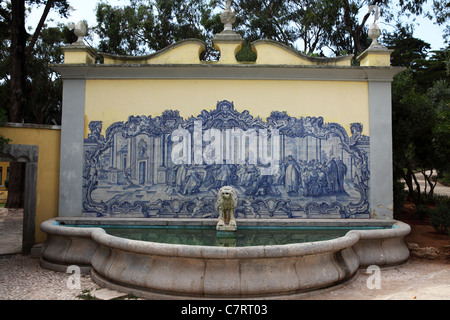 Ein Brunnen dekoriert mit Azulejo-Fliesen in Cascais, Portugal. Stockfoto