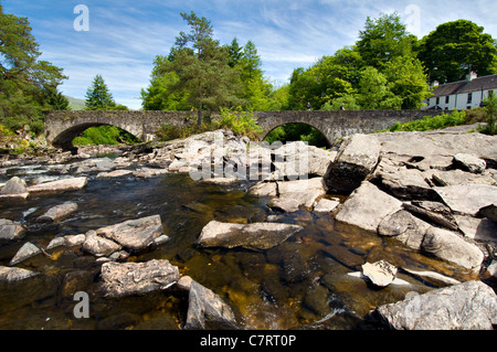 Falls of Dochart und River Dochart-Brücke bei Killin, Trossachs, Perthshire, Schottland, uk an feinen Sommertag Stockfoto