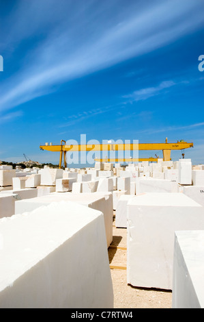 Marmorblöcke ausgerichtet im Fabrikhof, Alentejo, Portugal Stockfoto