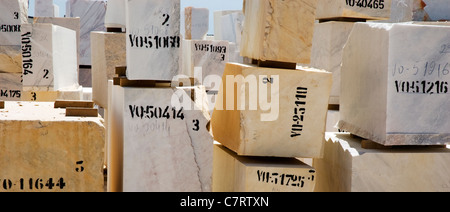 Marmorblöcke ausgerichtet im Fabrikhof, Alentejo, Portugal Stockfoto