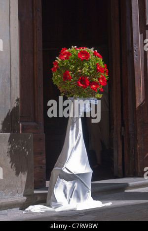 Italienische Hochzeit Blumenschmuck außerhalb der Hauptkirche in Castigilone del Lago, Umbrien, Italien. Stockfoto