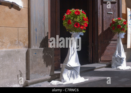 Italienische Hochzeit Blumenschmuck außerhalb der Hauptkirche in Castigilone del Lago, Umbrien, Italien. Stockfoto