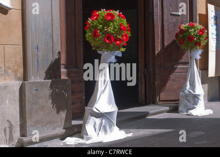 Italienische Hochzeit Blumenschmuck außerhalb der Hauptkirche in Castigilone del Lago, Umbrien, Italien. Stockfoto