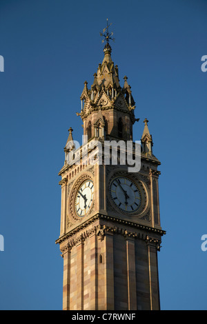 Das Albert Memorial Clock Tower in Queens Square, Belfast, Nordirland, Vereinigtes Königreich. Stockfoto