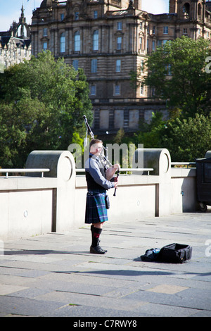 Mann Dudelsackpfeifer Dudelsack iconic Anblick Scottish Piper im Kilt als Straßenmusikant auf Straße in Edinburgh, Schottland Stockfoto