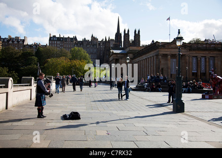 Mann Dudelsackpfeifer Dudelsack iconic Anblick Scottish Piper im Kilt als Straßenmusikant auf Straße in Edinburgh, Schottland Stockfoto