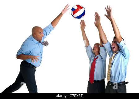 Geschäftsleute, spielen Volleyball, isoliert Stockfoto