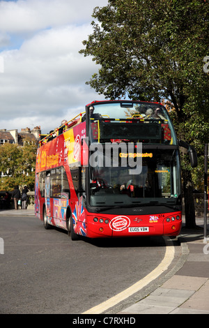 Roter Hop-on-Hop-off-Bus für Sightseeing im Stadtzentrum von Bath, England, Großbritannien Stockfoto