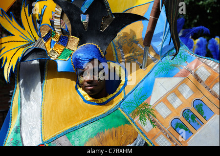 Karneval-Performer mit bunten Kostüm Stockfoto